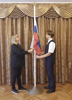 Торжественная линейка поднятия Государственного флага Российской Федерации сегодня состоялась в актовом зале гимназии.   