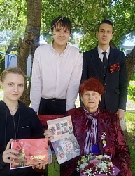 Dолонтеры, ученики филиала ЧОУ «Гимназия №1», вместе с учителями-наставниками Поплавской Еленой Николаевной и Губановой Ольгой Александровной в рамках акции помощи и поздравлений «С Днем Победы» 