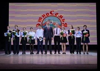 На торжественном мероприятии, посвящённом Дню народного единства, глава города Новороссийска Кравченко Андрей Васильевич вручил паспорта юным новороссийцам, которым исполнилось 14 лет