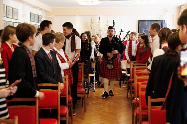 В конце прошлой неделе наша гимназия запестрела разными цветами!