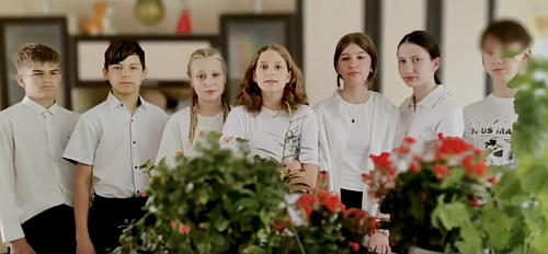 Сегодня наши гимназисты высадила цветы из школьных кабинетов на клумбы