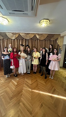 Сегодня, 18 декабря, в Гимназии 1 состоялась премьера спектакля Оскара Уальда " Соловей и роза " .
