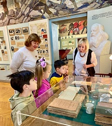 20 октября команда воспитанников старшей группы дошкольного отделения гимназии совершили экскурсию в музей цементной промышленности города. 