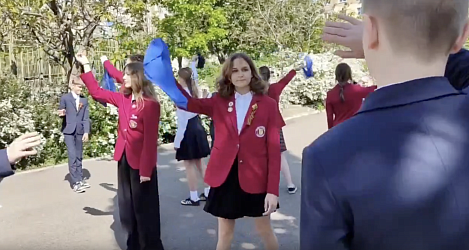 Патриотическая акция "Синий платочек" проходит в нашей гимназии.