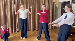 Выполняя задание из "Календаря Первых", в октябре мы провели первую командную игру, организовав театр оратора, где  каждый мог проявить актерские способности, развить умение без слов сказать важное.