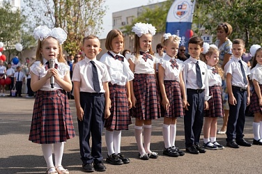 Внимание! Внимание! Начинаем наш репортаж с торжественной линейки, посвящённой Дню Знаний и открытию нового учебного года в Гимназии N°1.