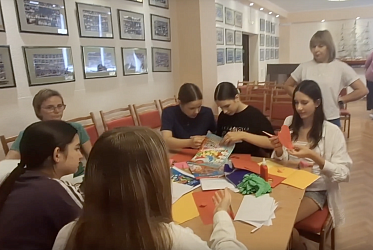 В нашей гимназии прошла встреча Клуба Большой перемены, в рамках которого состоялся тренинг не только для ребят 5-7 классов, отправляющихся в Артек на финал, но и для старшеклассников, которых ждёт полуфинал в лагере «Смена».