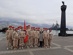 Сегодня в День Конституции России. Подъем флага. Представление нового отряда Юнармии. Воспитываем Патриотов России.