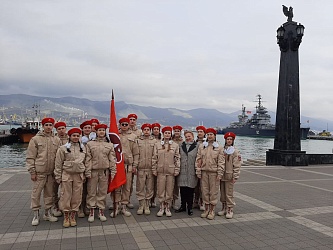 Сегодня в День Конституции России. Подъем флага. Представление нового отряда Юнармии. Воспитываем Патриотов России. 