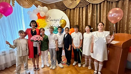 В гимназии состоялся выпускной учеников четвёртых классов. В празднично украшенном зале собрались гости - родители и учителя.