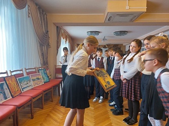 В актовом зале состоялась выставка художественных работ ученицы 5 А класса Подазовской Арины под названием "Сохрани природу"