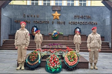 В преддверии 80-летия Победы в нашем городе-герое Новороссийске состоялась знаменательная встреча двух делегаций "Академии детской дипломатии" - учащихся гимназии №1 и лицея искусств из города- героя Керчи.