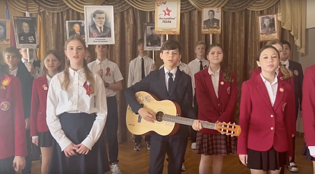 О войне немало песен сложено, немало стихов. Вот и мы читаем стихи, поем песни.