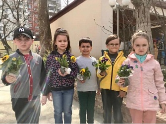 Воспитанники старшей группы дошкольного отделения ЧОУ "Гимназия 1" приняли участие в ежегодный акции  "Зелёный двор" по озеленению территории. Ребята высадили на клумбы яркие кустики виол.