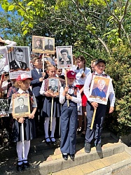 Сегодня в Гимназии 1 прошел школьный Бессмертный Полк 🇷🇺🎖Мы Помним Мы Гордимся