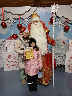 Сказочная поездка: финалистка «Большой перемены» Маша Осипова и её наставник Наринэ Артуровна покорили Москву и встретились с Дедом Морозом