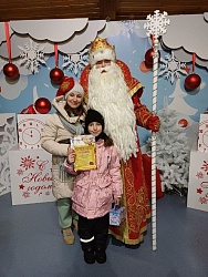 Сказочная поездка: финалистка «Большой перемены» Маша Осипова и её наставник Наринэ Артуровна покорили Москву и встретились с Дедом Морозом