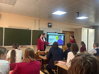 Активисты первичного отделения Гимназии №1 провели лекцию о героях цикла «Наши люди