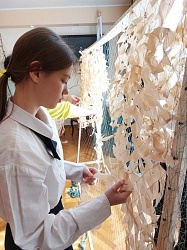 В гимназии прошел мастер-класс по плетению маскировочных сетей для бойцов