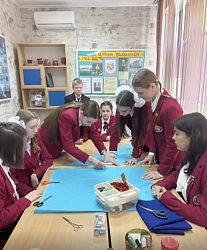 В рамках патриотической акции «Синий платочек Победы» 8 мая 2025 года участники Большой Перемены и Движения Первых филиала Гимназии №1 почтили память героев войны, тружеников тыла и ветеранов в День Победы.