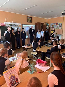 В честь Дня космонавтики активисты Первичного отделения "Движения Первых" ЧОУ "Гимназия 1" г. Новороссийска провели акцию "В космос с Первыми".
