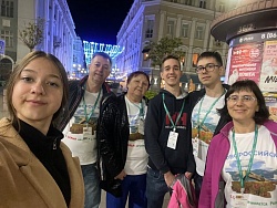 На осенних каникулах учитель «Гимназии №1» Щербакова Елена Николаевна со своей семьёй посетит атомный ледокол в Мурманске.