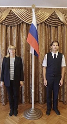 Торжественная линейка поднятия Государственного флага Российской Федерации сегодня состоялась в актовом зале гимназии.   