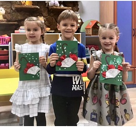 Ребята старшей группы дошкольного отделения ЧОУ "Гимназия 1" поздравляют своих любимых, родных, замечательных мам с "Днём матери" стихами, песнями и яркими открытками.