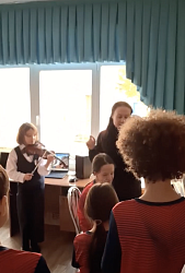 Преподаватель музыки Елена Владимировна Рачкова и ученица 3-го класса Мария Рачкова провели для школьников Гимназии №1 мастер-класс "Новогодняя нота"