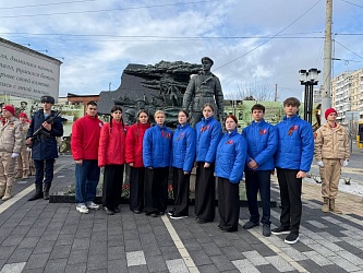 Сегодня 9 учеников Первичного отделения Движения Первых ЧОУ "Гимназии №1"  приняли участие в городском патриотическом мероприятии, посвящённом памяти Героя Советского Союза Цезаря Львовича Куникова.