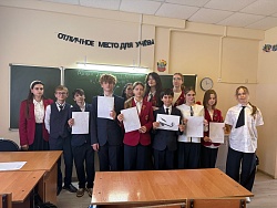 В гимназии №1 начались акции «Георгиевская ленточка» и «Окна Победы», посвящённые сохранению памяти о подвиге героев.